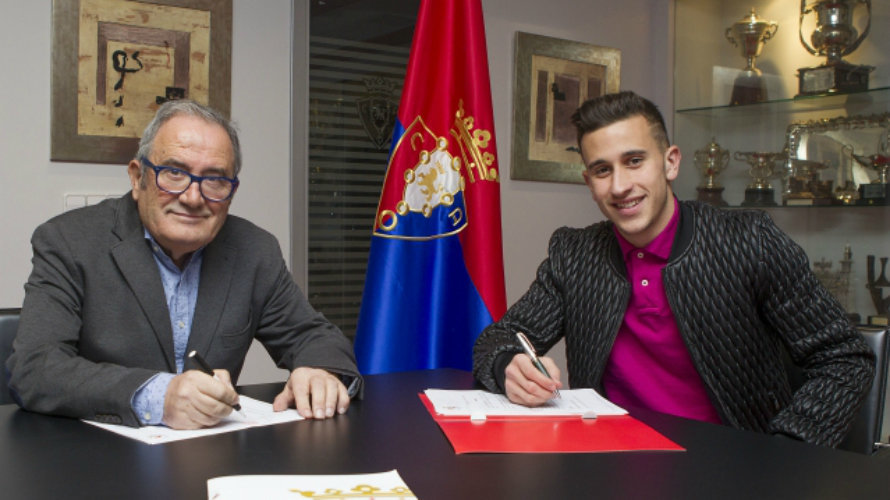 Sabalza y Berenguer firman el nuevo contrato. Foto CA Osasuna.