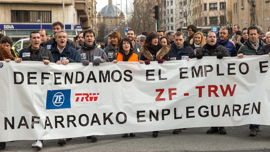 Multitudinaria manifestación en Pamplona en apoyo a las trabajadores de TRW (25). IÑIGO ALZUGARAY