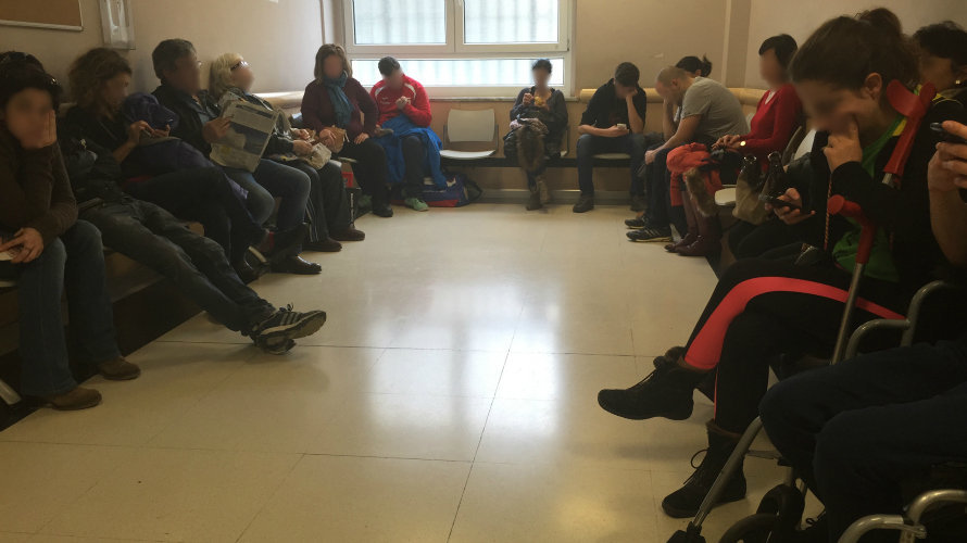 Este es el aspecto de la sala de espera de urgencias del centro Doctor San Martín el fin de semana.
