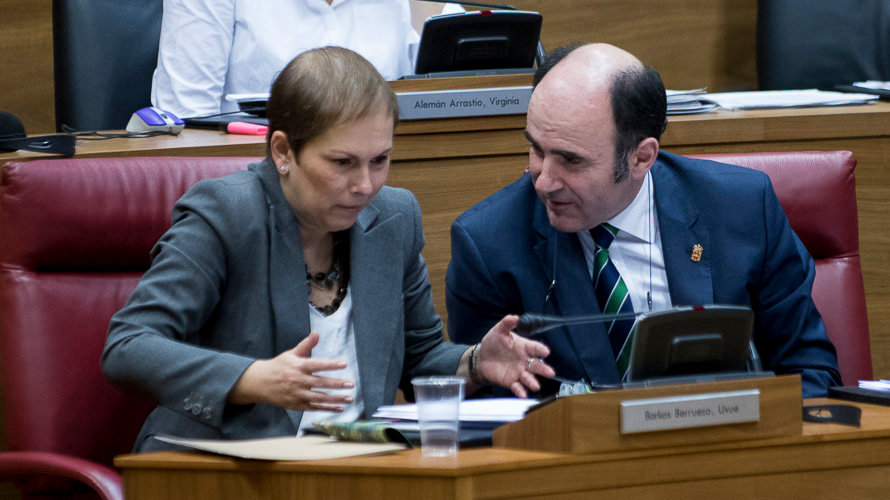 Uxue Barkos habla con Manu Ayerdi en una sesión de control al Gobierno. PABLO LASAOSA 2