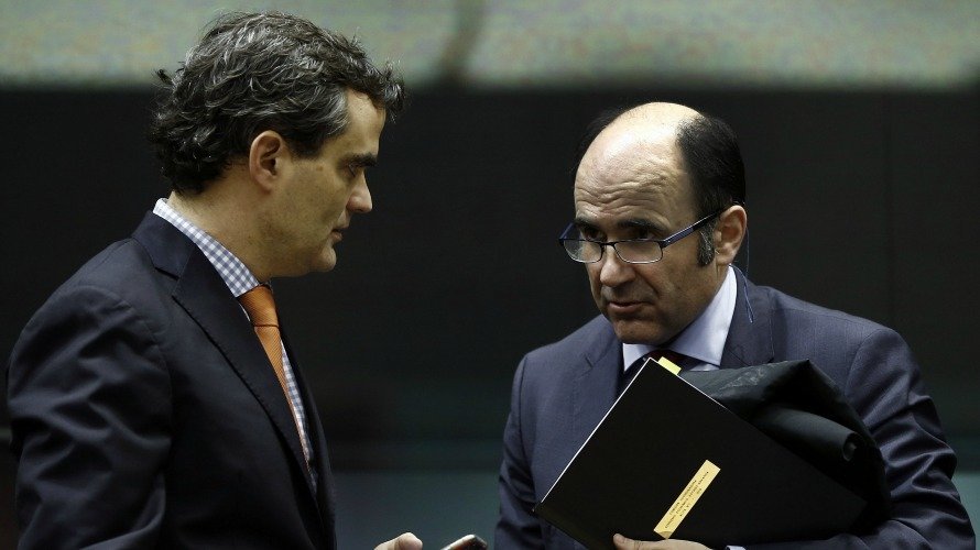 El parlamentario de PSN Guzmán Garmendia y el consejero Manu Ayerdi. EFE.JESÚS DIGES