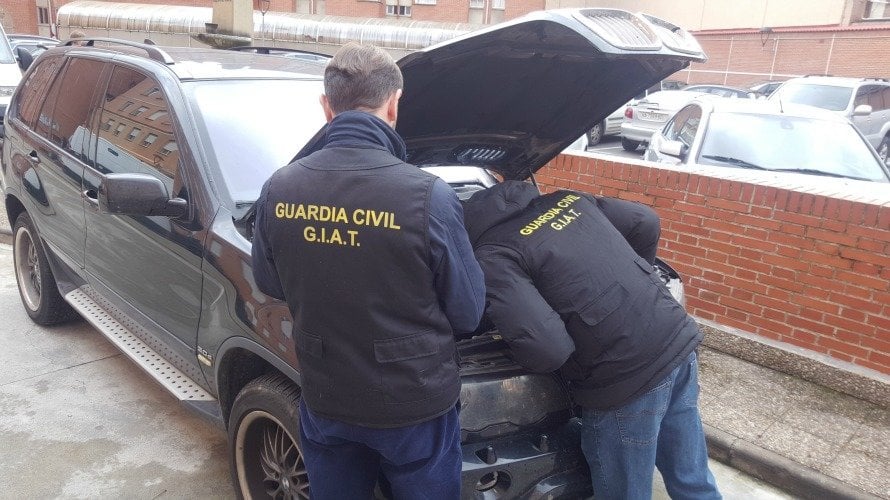La Guardia Civil inspeccionando un vehículo.