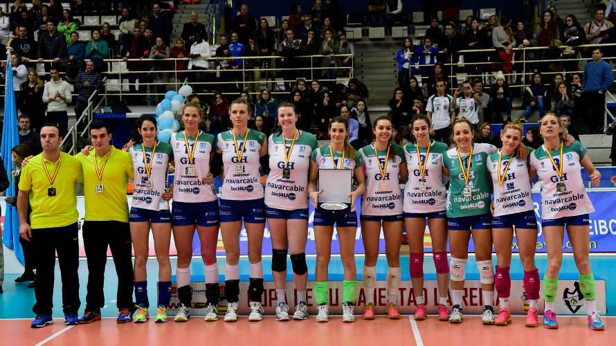 El GH Leadernet con la medalla de plata de subcampeón de Copa. Foto web Superliga femenina.