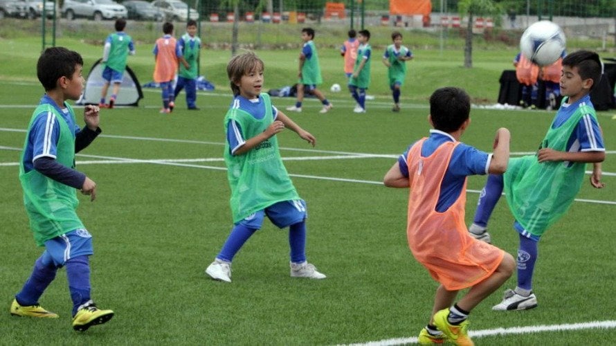 Niños jugando al fútbol (EFE)