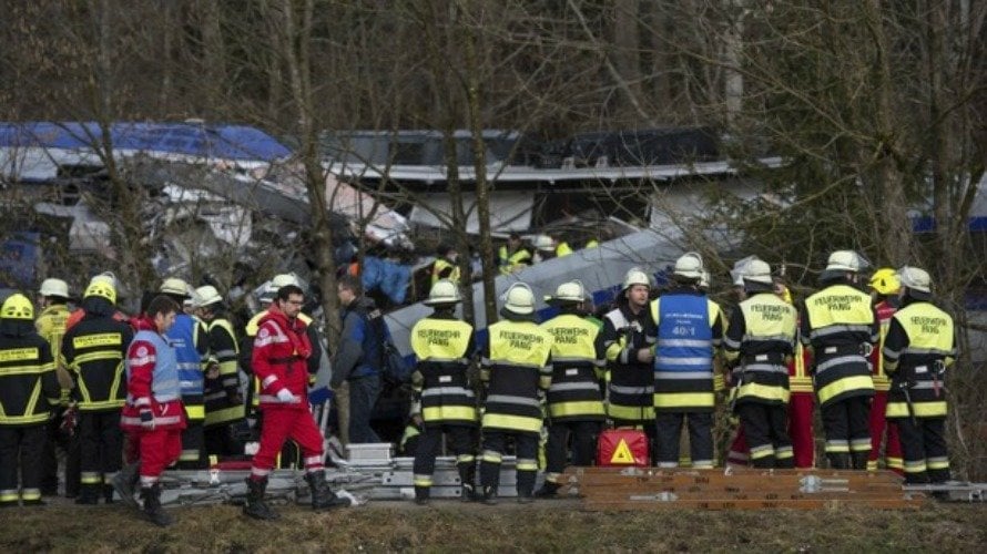 Bomberos y miembros de los servicios de emergencia trabajan en el lugar donde se ha producido el choque de dos trenes (EFE)