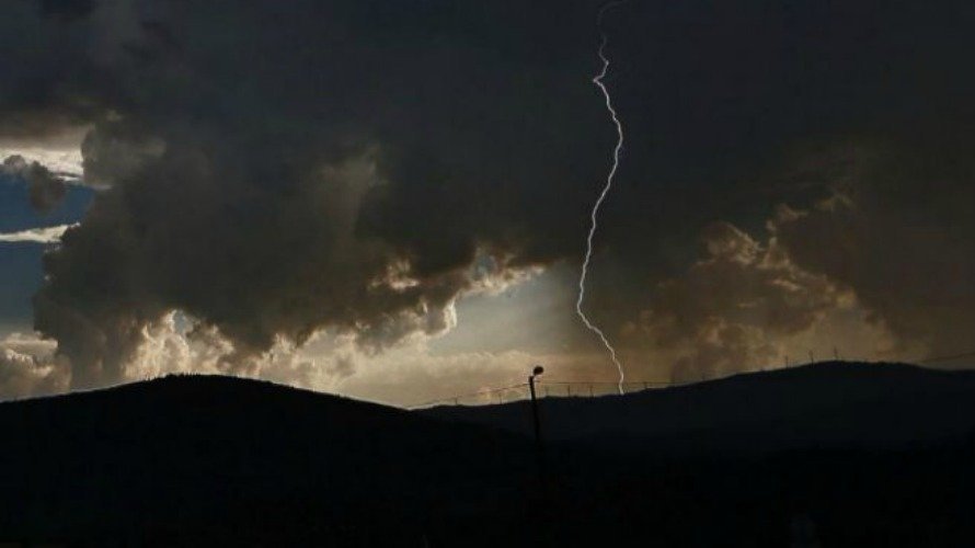 Un rayo cayendo en una tormenta en Galicia. EFE