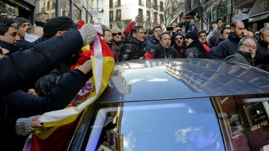 El concejal de Salud, Seguridad y Emergencias de Madrid, Javier Barbero (d), a la salida hoy de las dependencias municipales. EFE. CHEMA MOYA