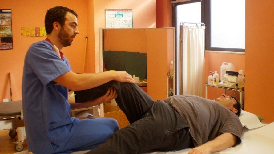 Fisioterapeuta en una sesión con un paciente.
