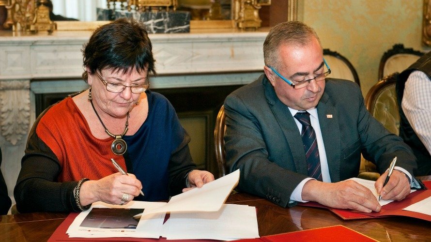La consejera Mª José Beaumont y Pedro Herrero firman el convenio de colaboración.
