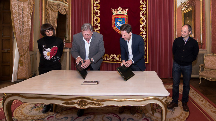 Joseba Asirón firma junto a José Andrés Palacios la modificación del nuevo convenio de La Pamplonesa. PABLO LASAOSA 1