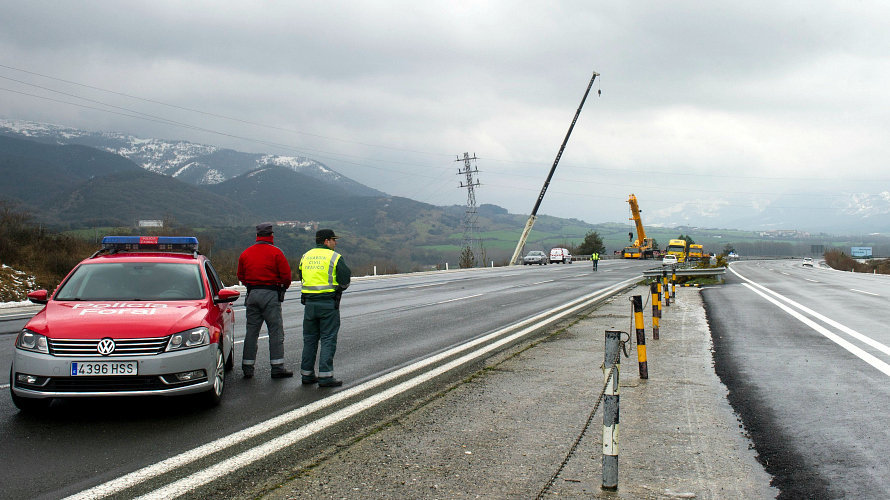 La Autopista de Navarra (AP-15) cerrada al tráfico en Irurtzun, por el riesgo de caída de una torre de alta tensión. EFEVillar López
