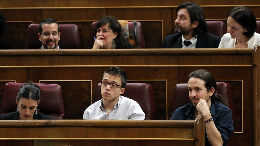 Los diputados de Podemos, Pablo Iglesias (d), Íñigo Errejón (c) e Irene María Montero. EFE. JAVIER LIZÓN.
