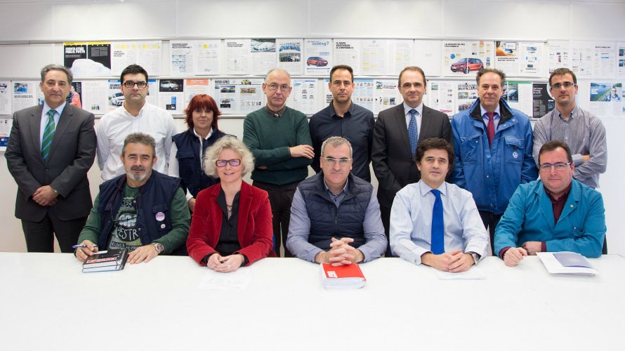 Firma del acuerdo entre la dirección de Volkswagen Navarra y los sindicatos mayoritarios sobre el segundo modelo.