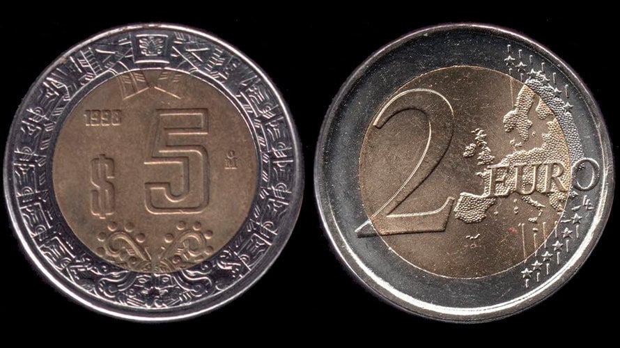 Moneda de 10 pesos mexicanos y moneda de 2 euros.