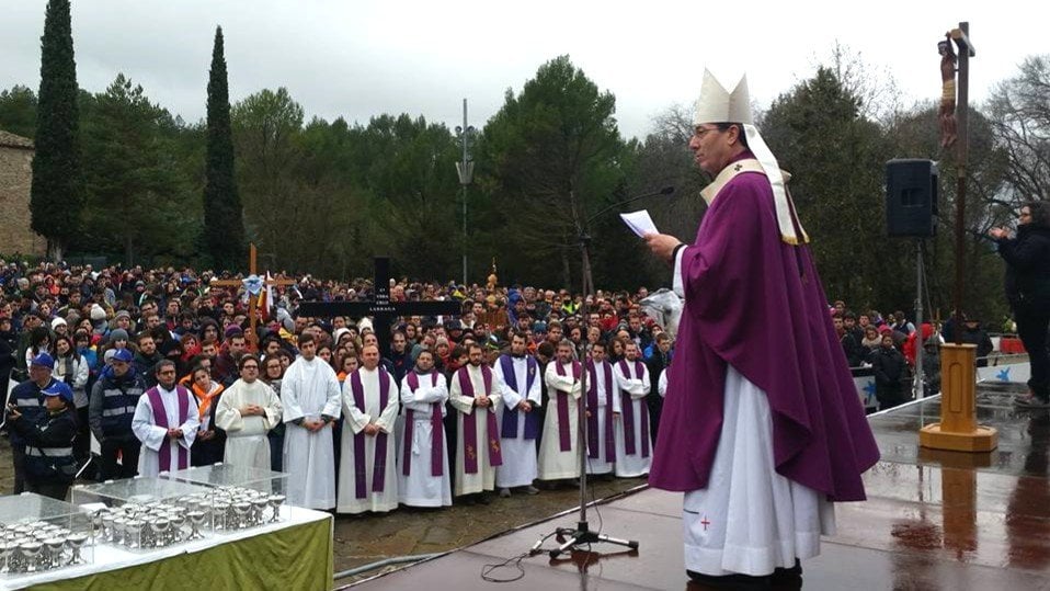El arzobispo se dirige a los asistentes durante la celebración de la Eucaristía en Javier.