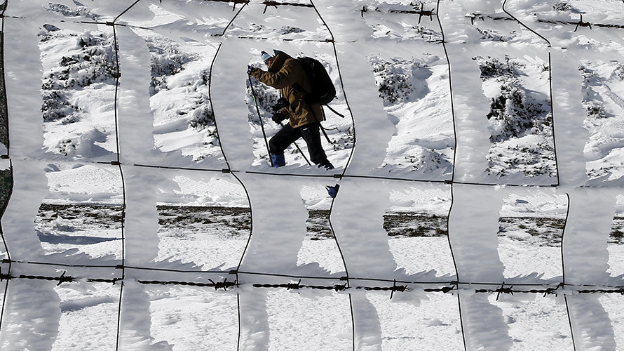 GRA359. MEZKIRITZ (NAVARRA), 18/02/2016.- Una persona pasea por el alto de Ibañeta donde la nieve caida durante esta madrugada ha vuelto a cubrir los montes del norte de la comunidad foral. EFE/Jesús Diges