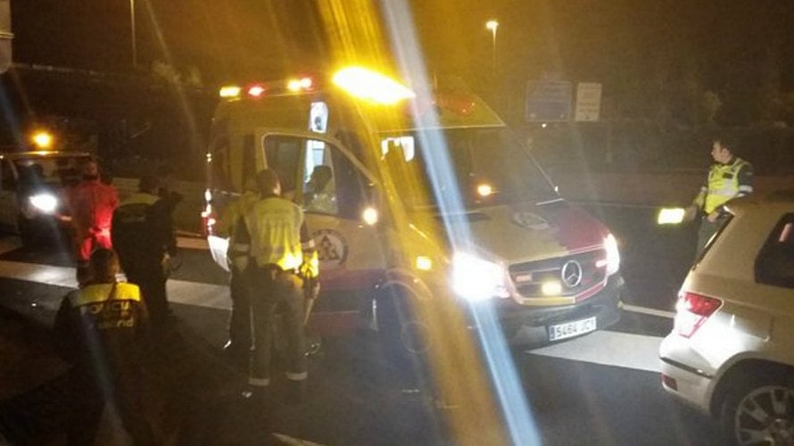 Imagen de una ambulancia parada en la carretera. TWITTER