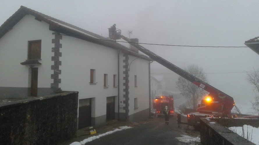 Un incendio cuasa importantes daños en una vivienda de Mezkiritz, sin provocar daños.