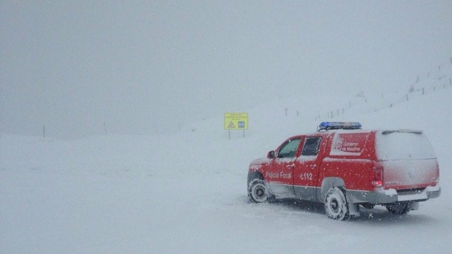 Vehículo de la Policía Foral en un paraje nevado.