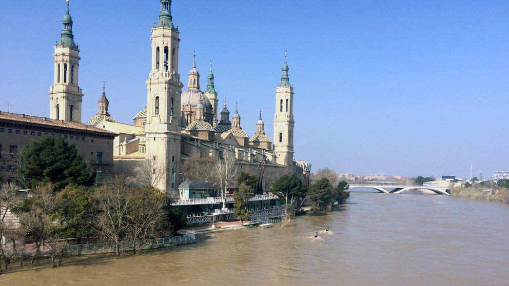 El río Ebro, con una gran crecida, a su paso por Zaragoza. Efe.