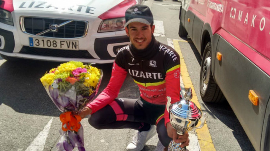 Héctor Carretero (Lizarte) muestra la copa y el ramo de flores obtenidos.