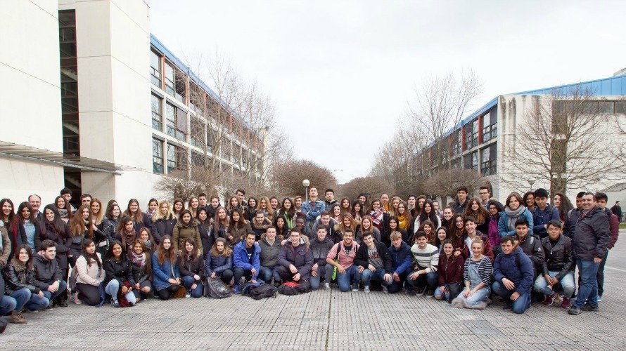 Estudiantes del IES Plaza de la Cruz, en la Universidad Pública de Navarra.