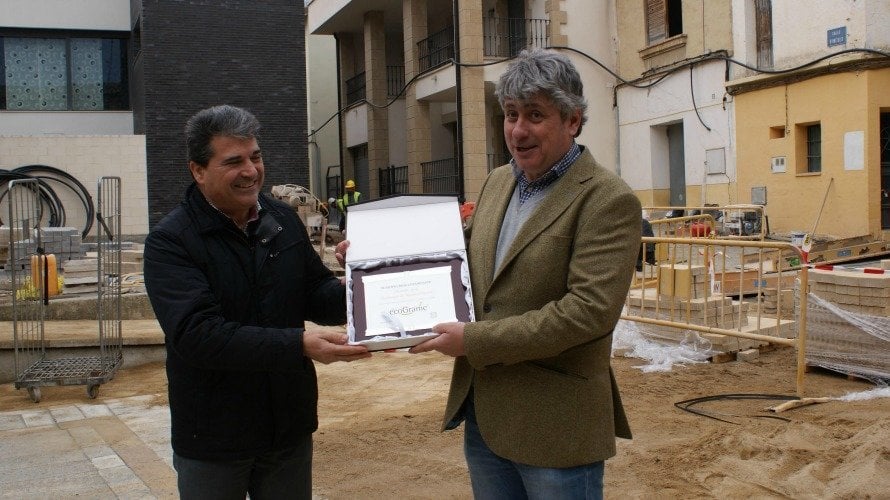 Entrega diploma que acredita ser el primer municipio descontaminante de España.