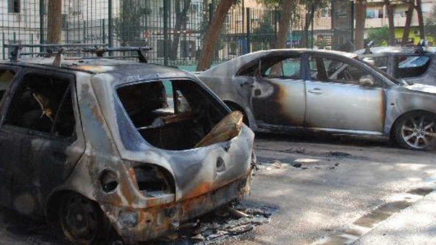 Dos coches quemados en Valencia. EFE