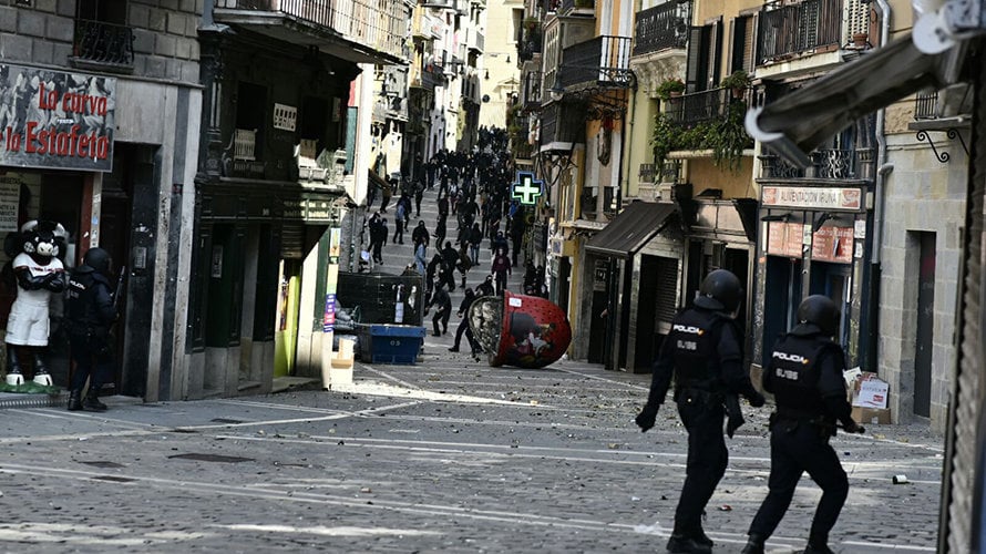 Agentes de la Policía Nacional en los incidentes ocurridos hoy en Pamplona.