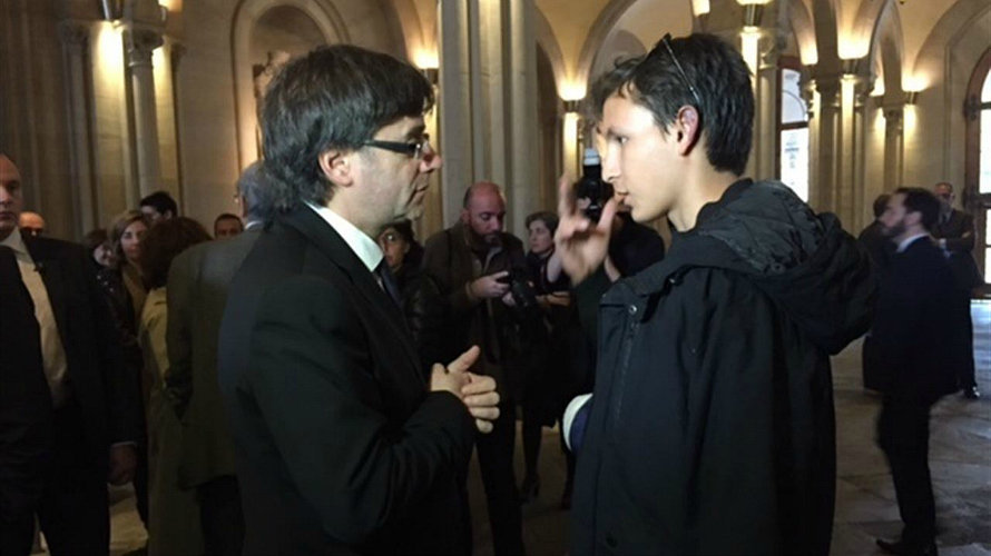 Puigdemont habla con Hans, uno de los supervivientes del accidente de Tarragona. EP