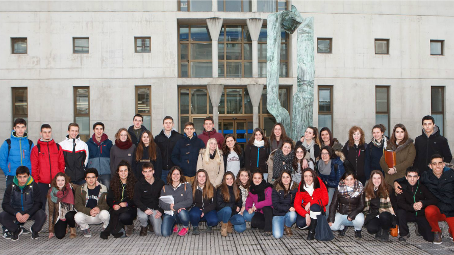 Estudiantes del IES Iturrama BHI de Pamplona, en el campus de Arrosadia de la UPNA.