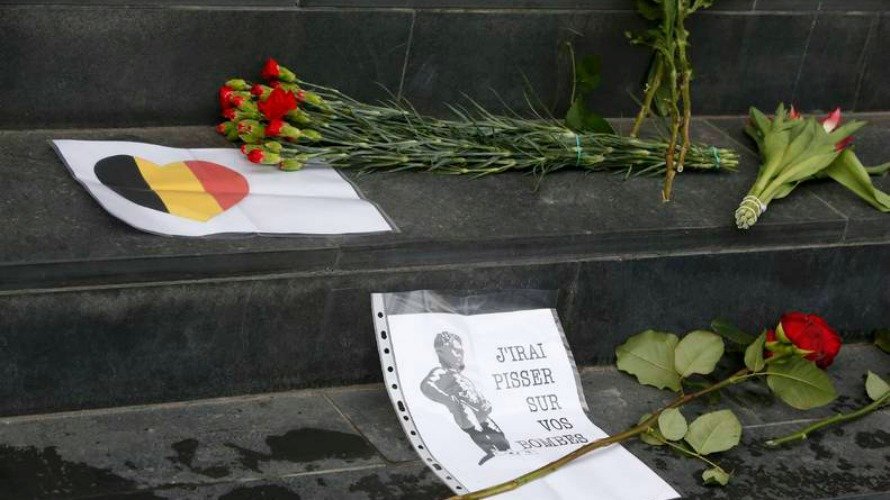 Flores en homenaje a las víctimas de los atentados de Bruselas.