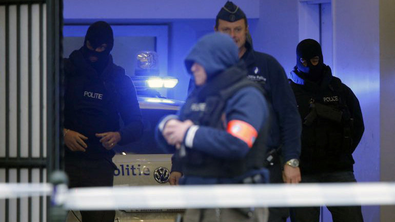 Policías vigilan las instituciones de Bruselas (Efe).