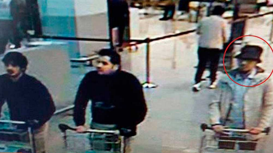 Sospechosos terroristas en el aeropuerto de Bruselas.