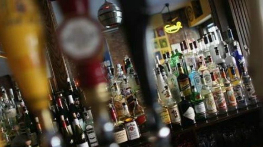 Botellas de alcohol en un bar. EFE.