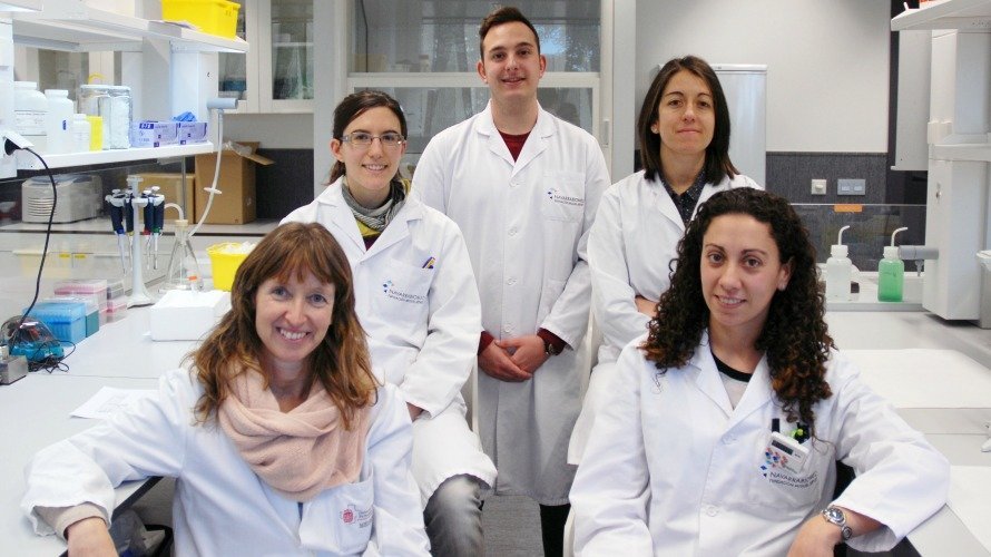 I-D, los investigadores de Navarrabiomed, Maite Mendioroz, Naiara Celarain, Luis Soriano, Laura Pulido y Miren Roldán.