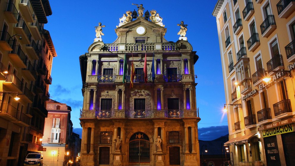 El Ayuntamiento de Pamplona, iluminado de azul por el autismo el pasado 2 de abril.