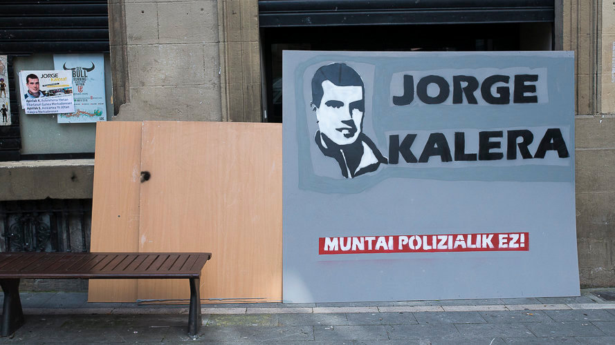 Un cartel en apoyo al etarra Jorge Olaiz aparece en el cruce de la calle Chapitela con la calle Mercaderes de Pamplona.