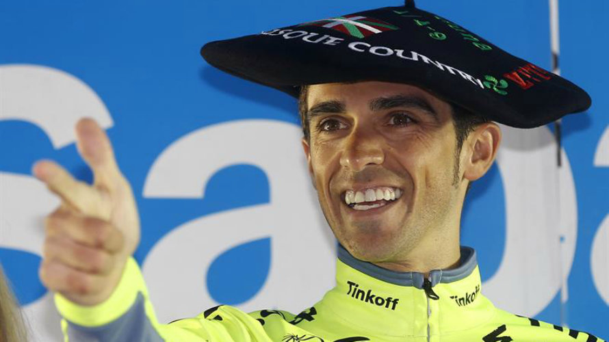 Alberto Contador con la txapela de la Vuelta al País Vasco. Efe.