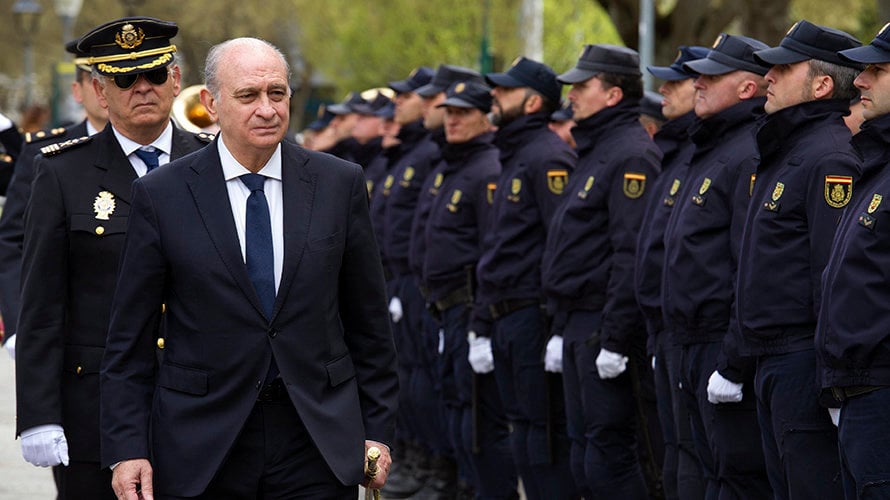 El ministro del Interior, Jorge Fernández Díaz durante el acto que presidió el 11 de abril en Pamplona de concesión del uso de la bandera de España a la Jefatura Superior de Policía de Navarra. EFE/Villar López