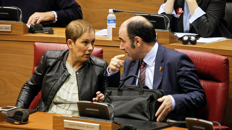 Uxue Barkos y Manu Ayerdi en el Parlamento de Navarra.
