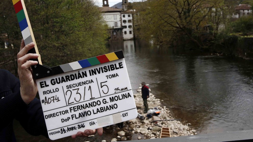 Claqueta con la que se dio inicio al rodaje de una de las escenas de la película &#34;El Guardián Invisible&#34; que se rodó durante unos días en el Valle del Baztan, concretamente en Elizondo. EFE/Jesús Diges