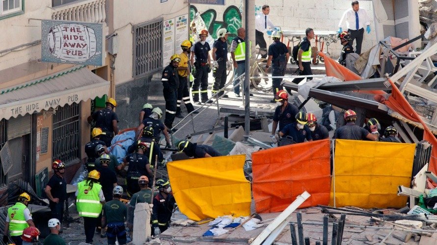 Efectivos de la Unidad Militar de Emergencia (UME) y los Bomberos recuperan el cadáver de una mujer que ha sido localizado entre los escombros del edificio derrumbado en Tenerife. Efe