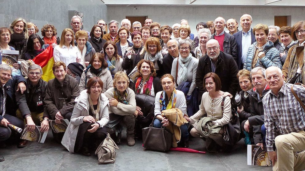Estudiantes del Aula de la Experiencia de Pamplona, en la sede del Parlamento Foral, con la profesora Zoco (de pie, la 3ª por la izquierda).