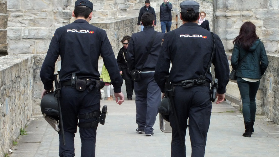 Policía nacional en La Vuelta del Castillo de pamplona.S. REDíN (2)