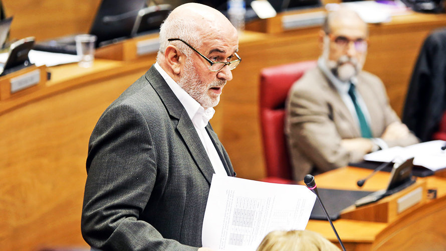 El consejero José Luis Mendoza responde en el Parlamento. Detrás, el consejero de Salud Fernando Domínguez