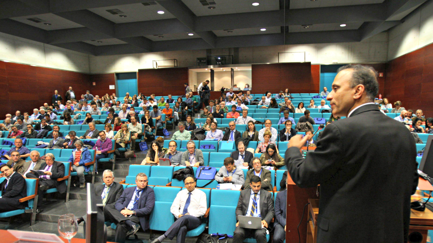 El Dr. Sharma imparte una de sus sesiones ante una parte de los 300 especialistas inscritos.