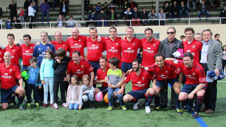 Equipo de Osasuna veteranos en el estadio Oberena.