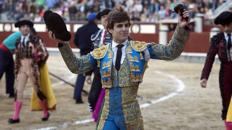 Javier Marín pasea su oreja en la plaza de toros de Las Ventas de Madrid.