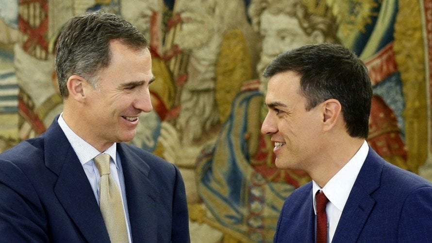 El rey Felipe VI conversa con el secretario general del PSOE, Pedro Sánchez. EFE. ÁNGEL DÍAZ